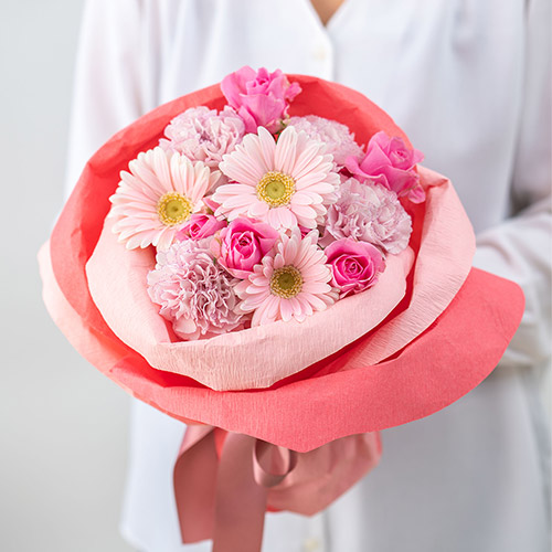 そのまま飾れるバラの形の花束ペタロ・ローザ「フェミニンピンク」