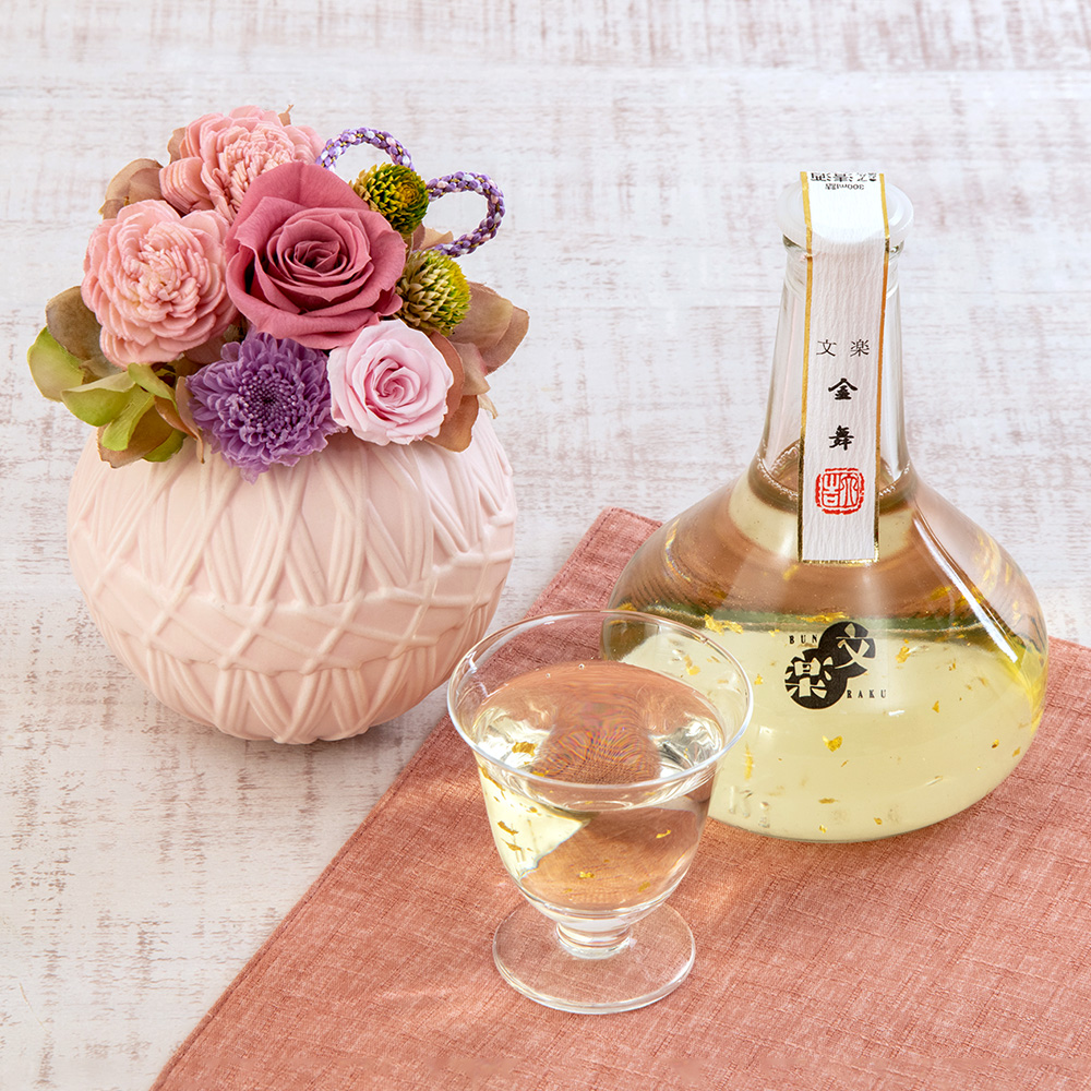 文楽「純米吟醸『金舞酒（金箔入）』」とプリザーブド＆アーティフィシャルアレンジメントのセット