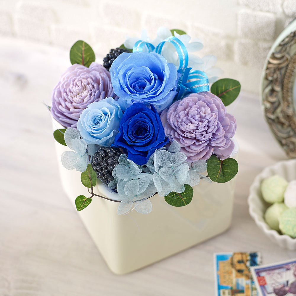 プリザーブド&アーティフィシャルアレンジメント「フラワーキューブ・ブルー」ラッピング付き
