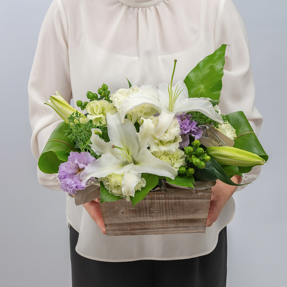 【お供え用】 O・SO・NA・E flower 「8月のウッドボックスアレンジメント」