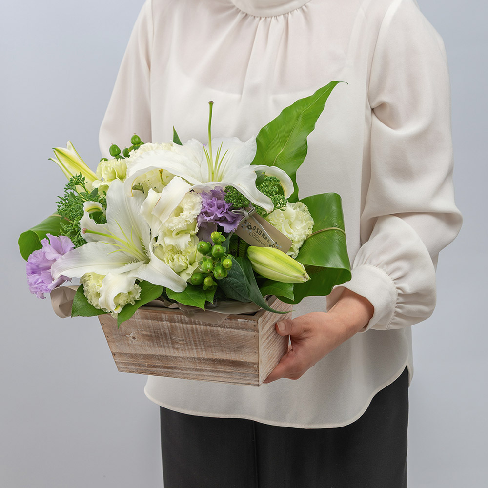 【お供え用】 O・SO・NA・E flower 「8月のウッドボックスアレンジメント」