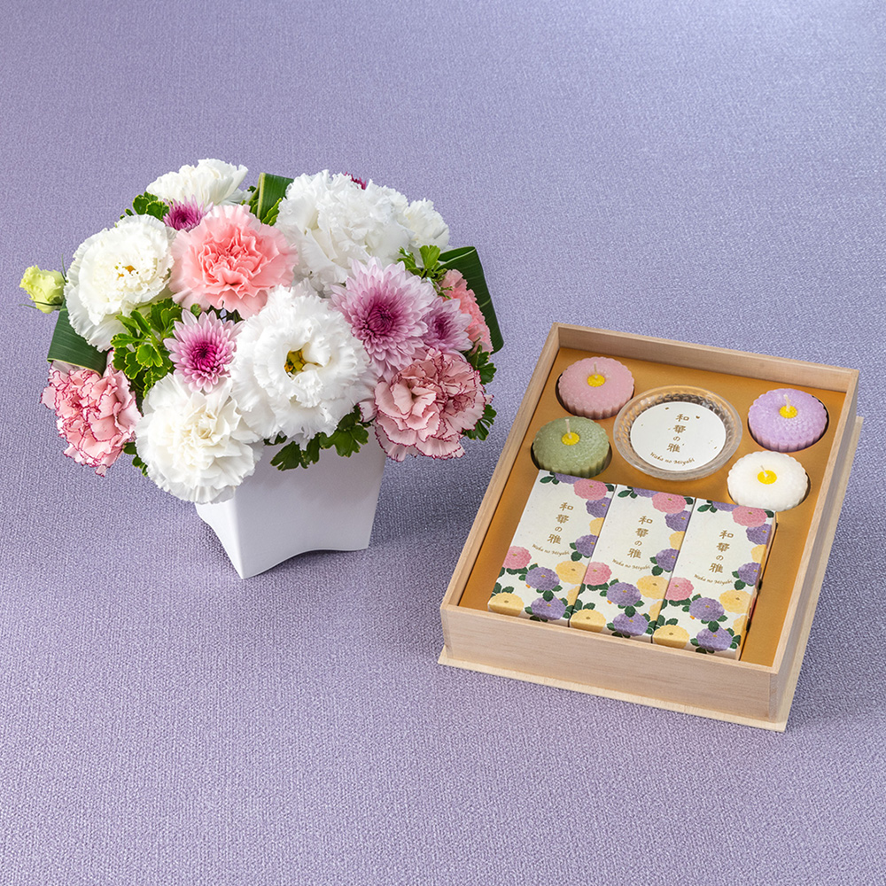 【お供え用】 カメヤマキャンドル「和華の雅」とアレンジメントのセット