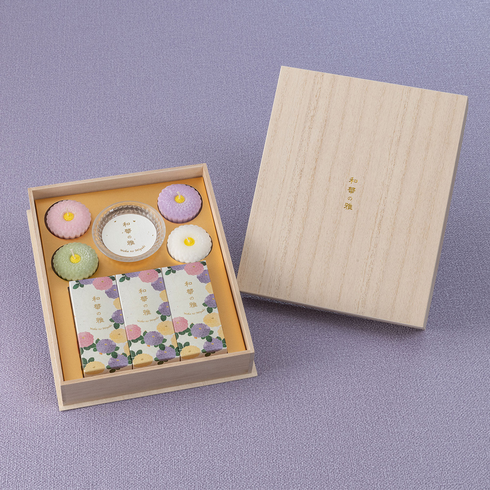 【お供え用】 カメヤマキャンドル「和華の雅」とアレンジメントのセット