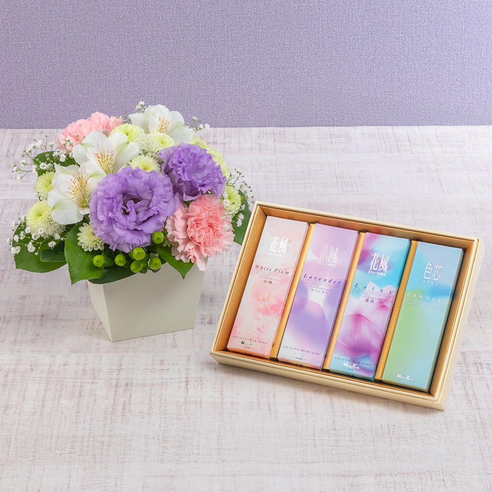【お供え用】 日本香堂「花風三種・色芯ろうそく入」とアレンジメントのセット