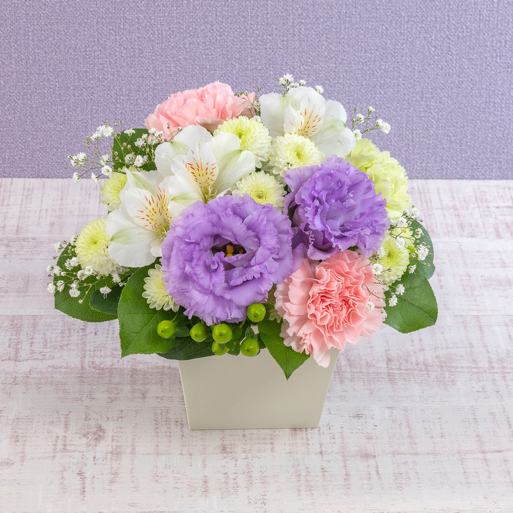 【お供え用】 日本香堂「花風三種・色芯ろうそく入」とアレンジメントのセット