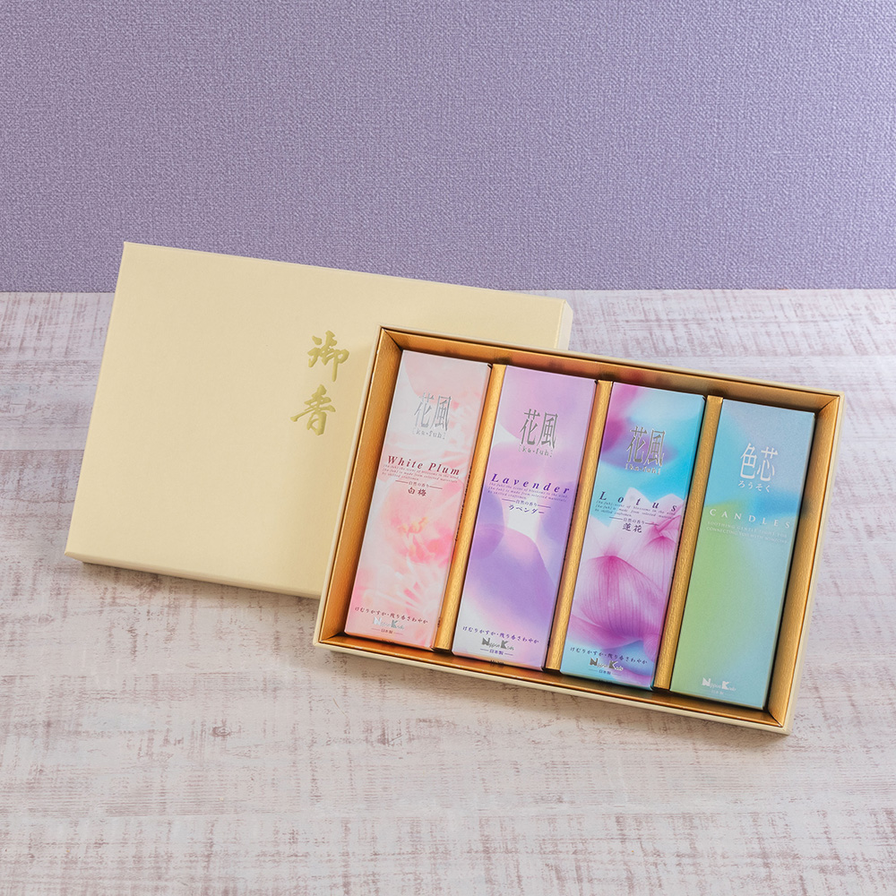 【お供え用】 日本香堂「花風三種・色芯ろうそく入」とアレンジメントのセット