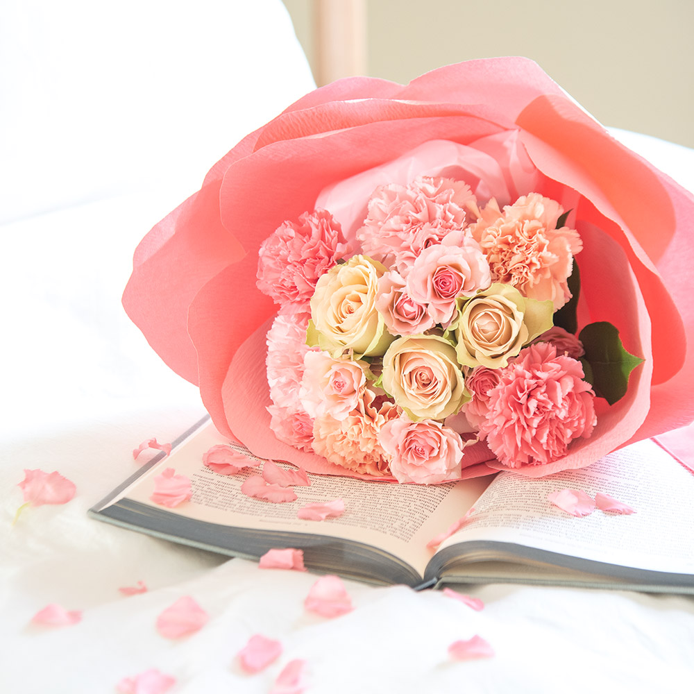 母の日 花の形をした花束「ペタロ・カーネーション シュクレ」