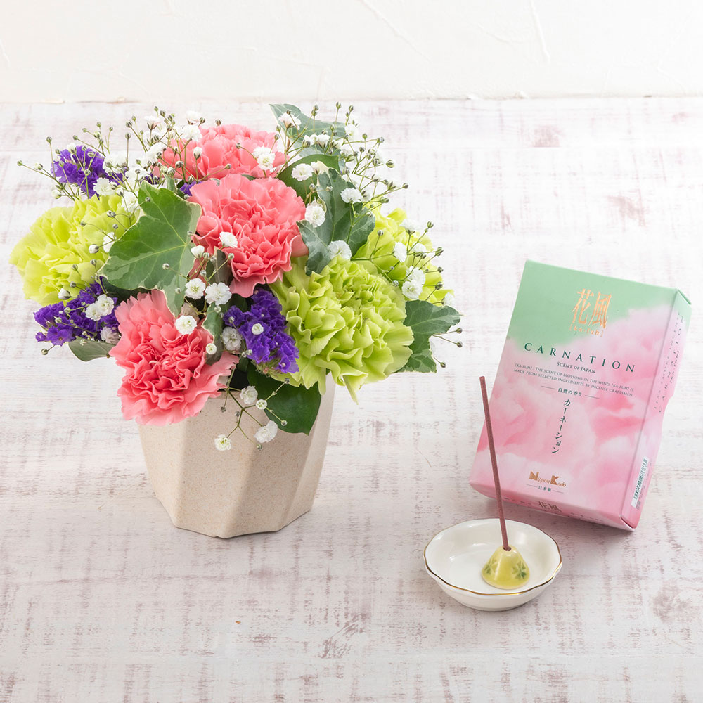 【お供え用】亡き母に贈るアレンジメントとカーネーションの香りのお線香のセット