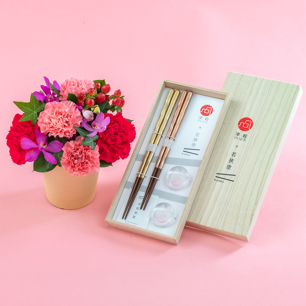 【母の日まだ間に合う！】 父母セット 箸（若狭塗）＆箸置き（津軽びいどろ）ペアセットとアレンジメントのセット