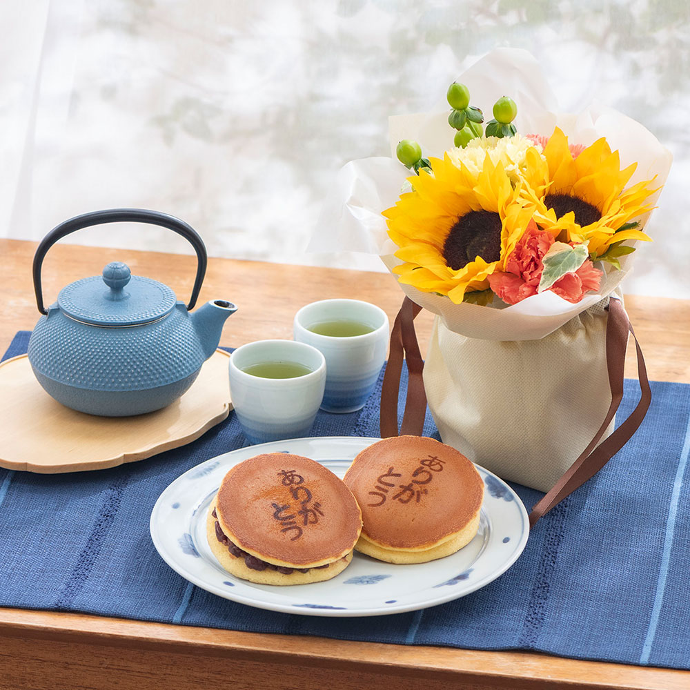 父の日 文明堂｢ありがとうの焼印入り月三笠（5個入り）」とそのまま飾れるブーケのセット