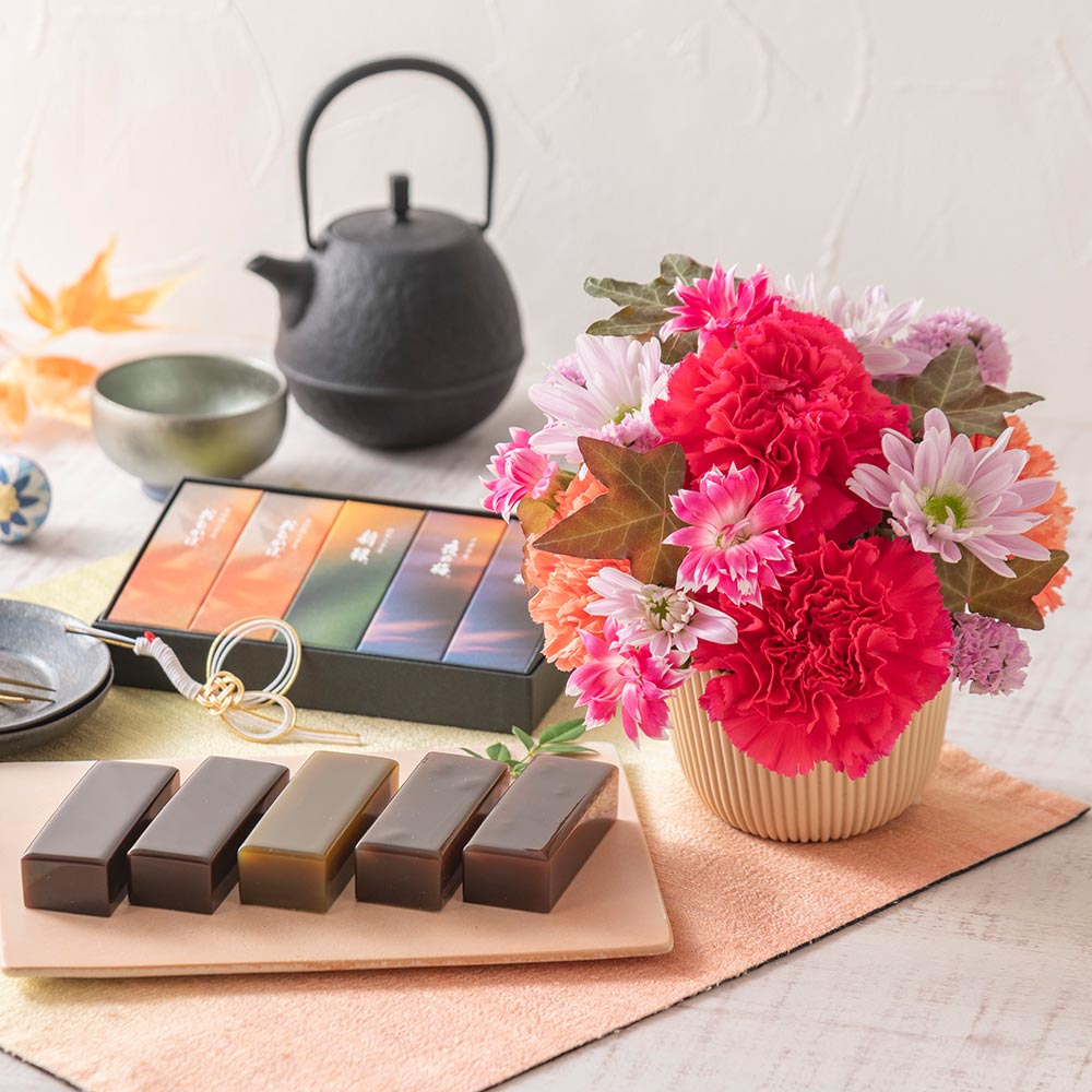 【敬老の日まだ間に合う！】 敬老の日 とらや「秋パッケージ小形羊羹 」とアレンジメントのセット