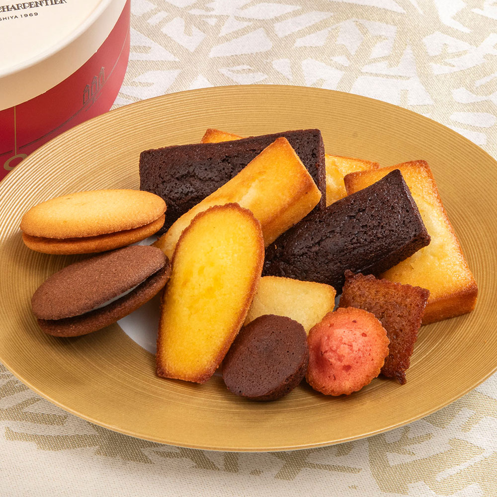 クリスマス アンリ・シャルパンティエ「ガトー・キュイ・アソート」とアレンジメントのセット