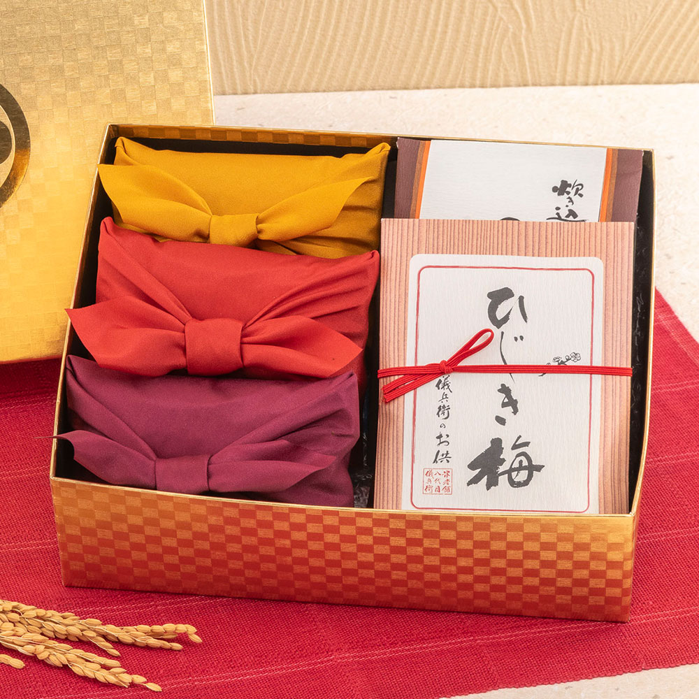 お正月 八代目儀兵衛「十二単お供詰合せ『三条』」とそのまま飾れるブーケのセット