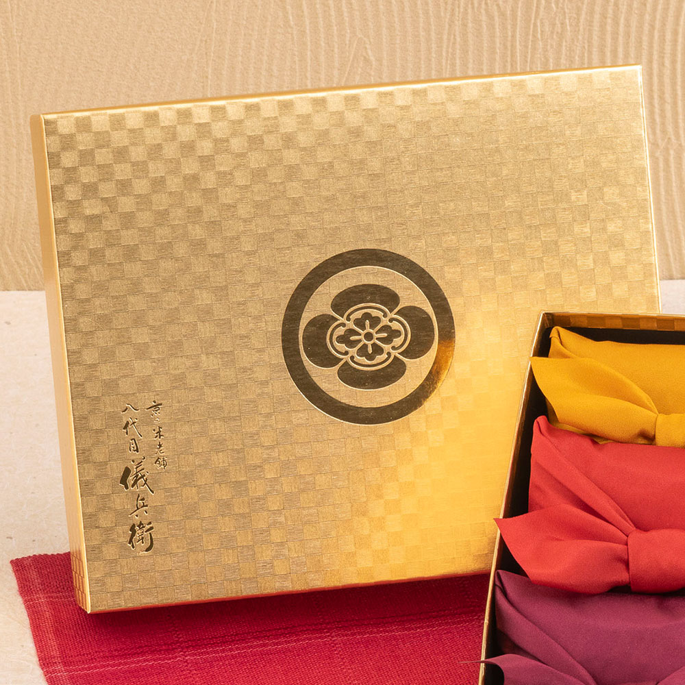 【12月30日お届け！】お正月 八代目儀兵衛「十二単お供詰合せ『三条』」とそのまま飾れるブーケのセット