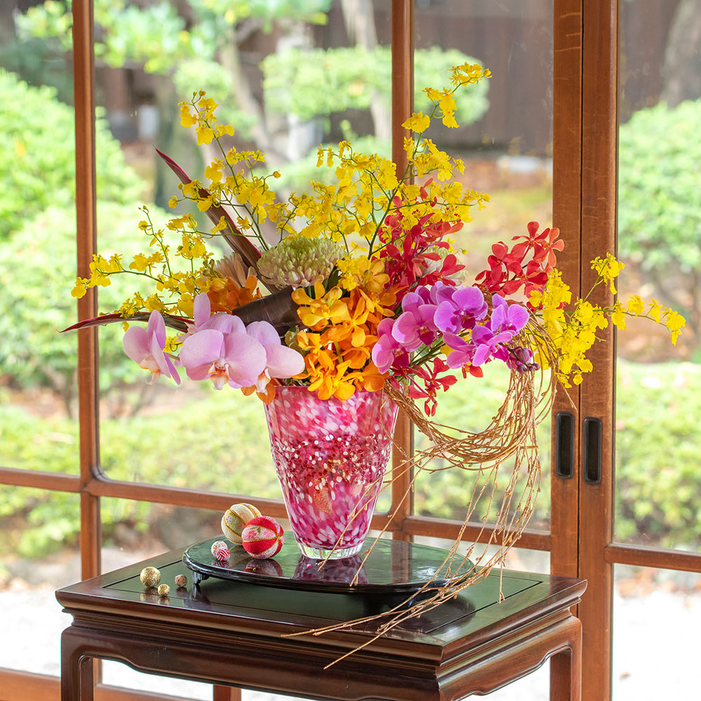 お正月 津軽びいどろ「弘前桜 花あかり」と花束のセット