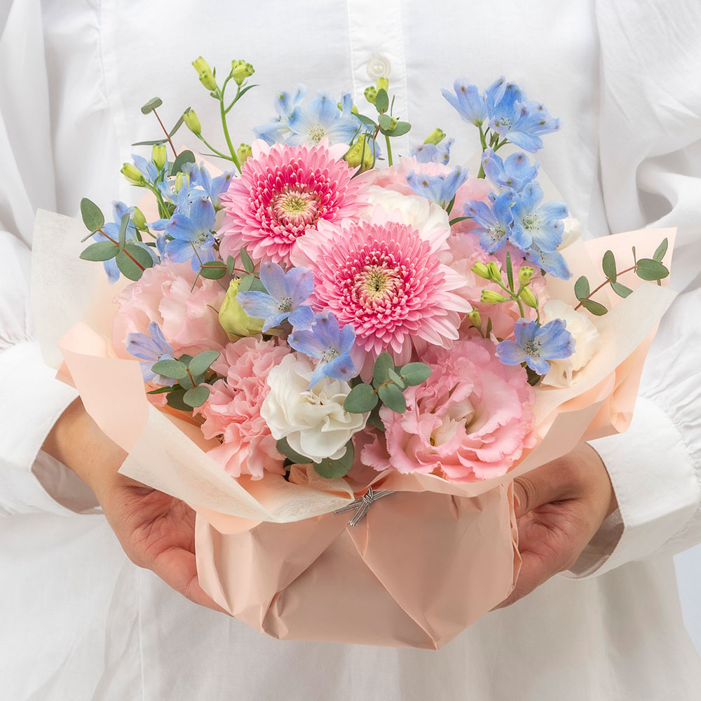 6月旬の花 デルフィニウム アレンジメント「フィエスタロ―ズ」