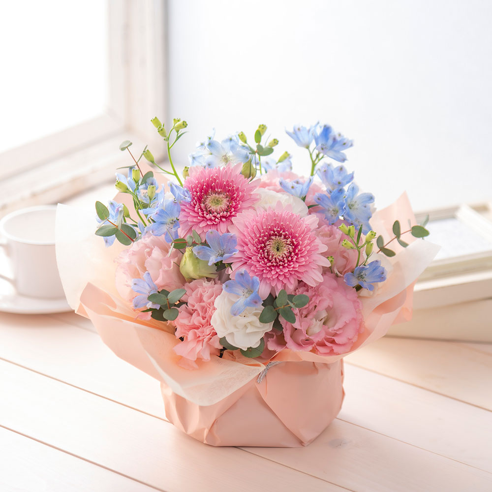 6月旬の花 デルフィニウム アレンジメント「フィエスタロ―ズ」