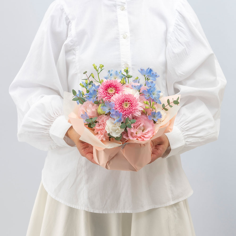 6月旬の花 デルフィニウム アレンジメント「フィエスタロ―ズ」
