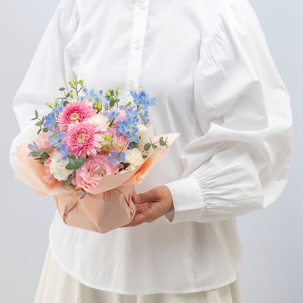 6月旬の花 デルフィニウム アレンジメント「フィエスタロ―ズ」