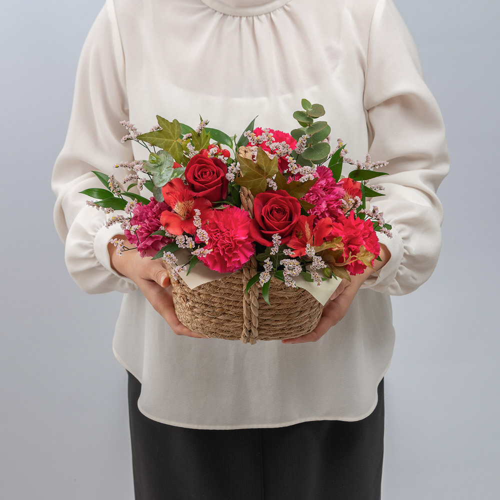 【開店祝い】カウンターに飾れるバスケット アレンジメント（レッド）