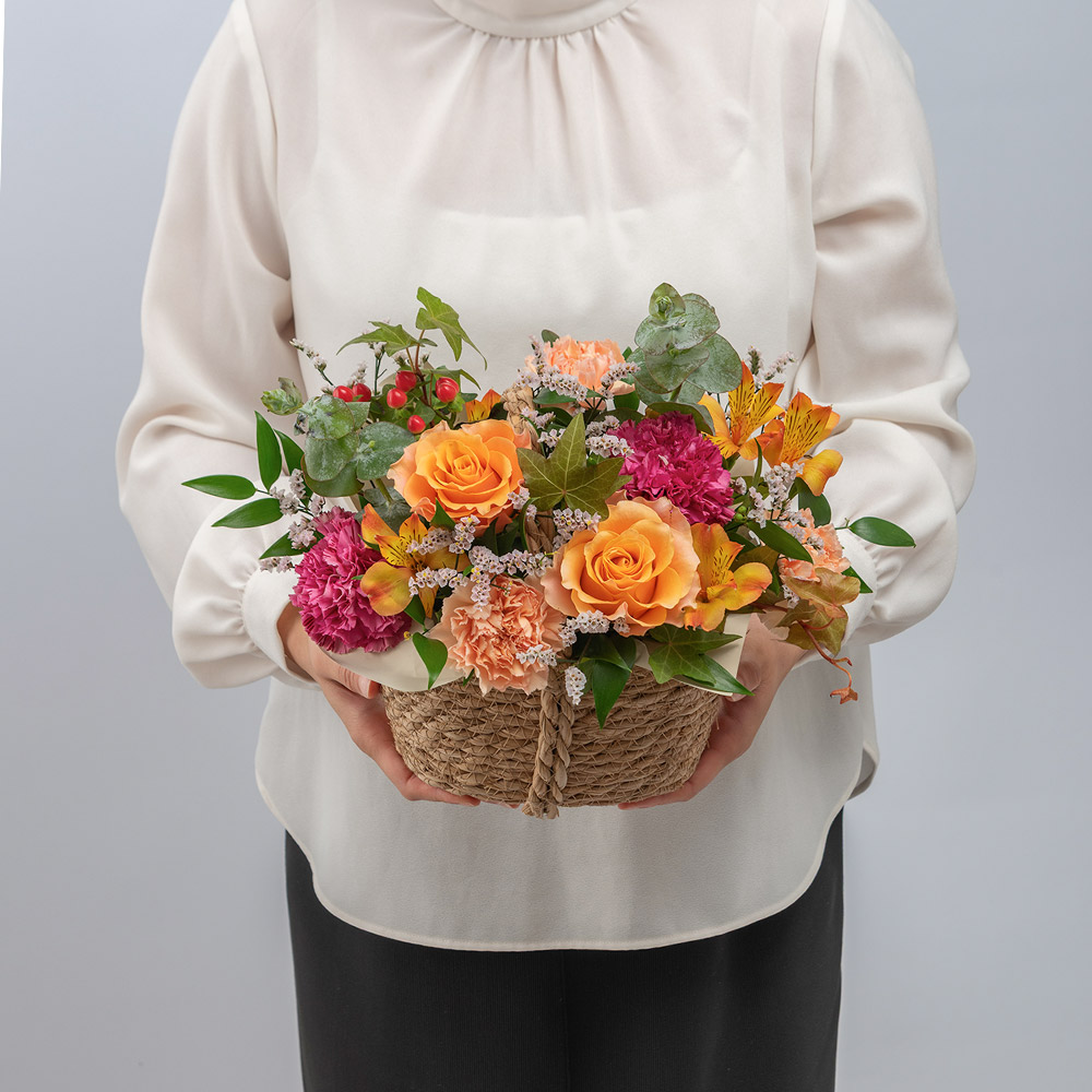 【開店祝い】カウンターに飾れるバスケット アレンジメント（オレンジ）