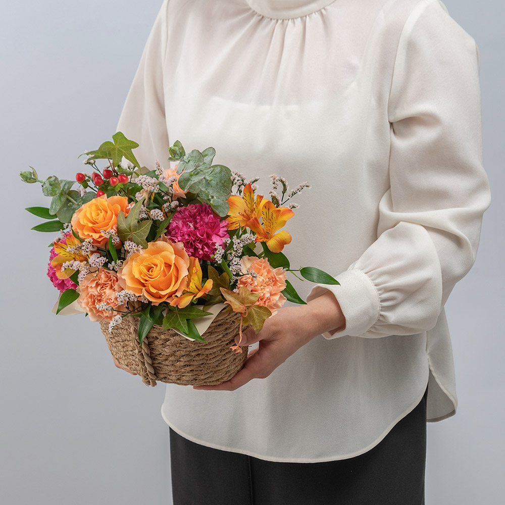 【開店祝い】カウンターに飾れるバスケット アレンジメント（オレンジ）