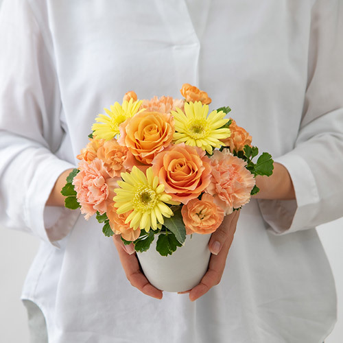 【5月12～14日お届け】母の日【おまかせシリーズ】季節のお花イエロー・オレンジ系アレンジメント