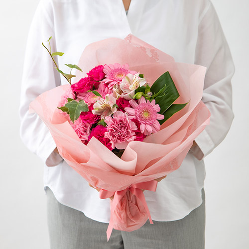 【5月12～14日お届け】母の日【おまかせシリーズ】季節のお花ピンク系花束