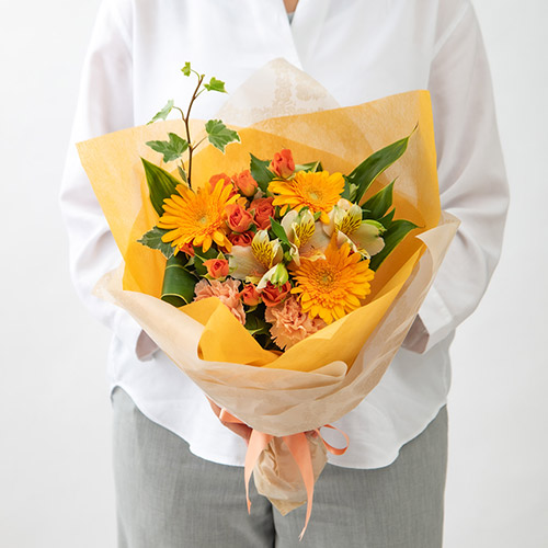 【5月12～14日お届け】母の日【おまかせシリーズ】季節のお花イエロー・オレンジ系花束