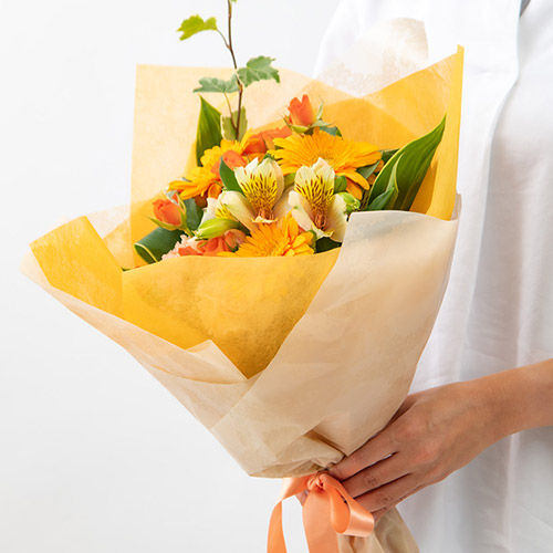 【5月12～14日お届け】母の日【おまかせシリーズ】季節のお花イエロー・オレンジ系花束