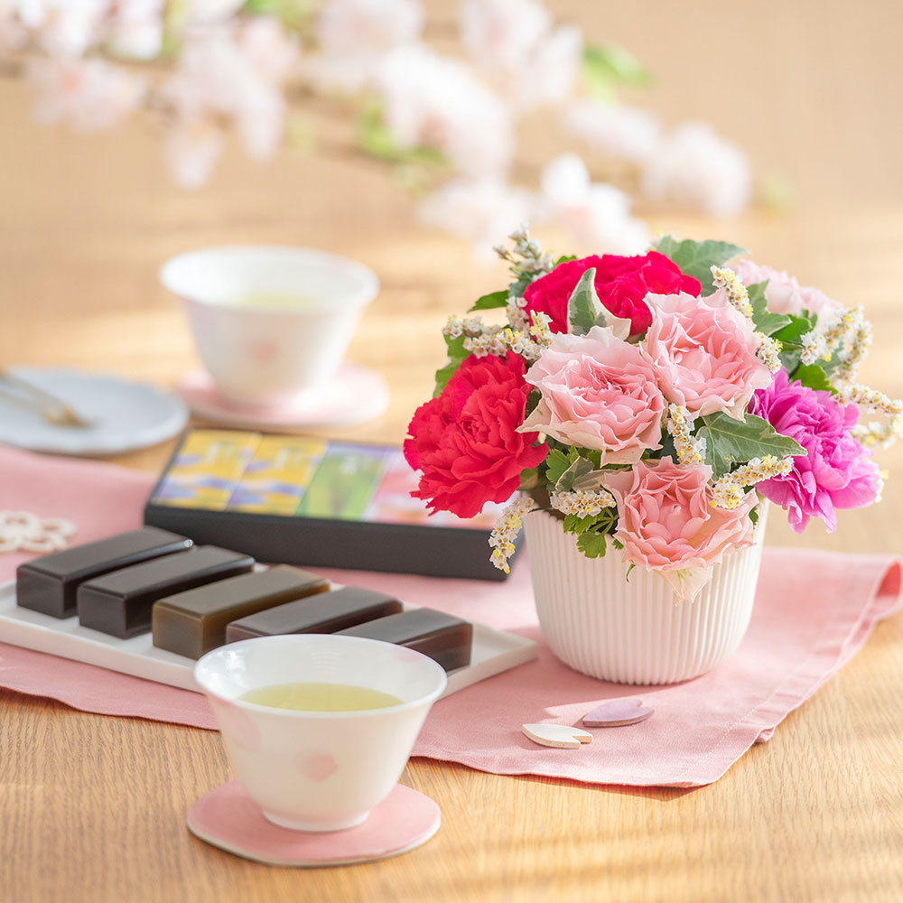 とらや「春パッケージ小形羊羹5本入り」とアレンジメントのセット