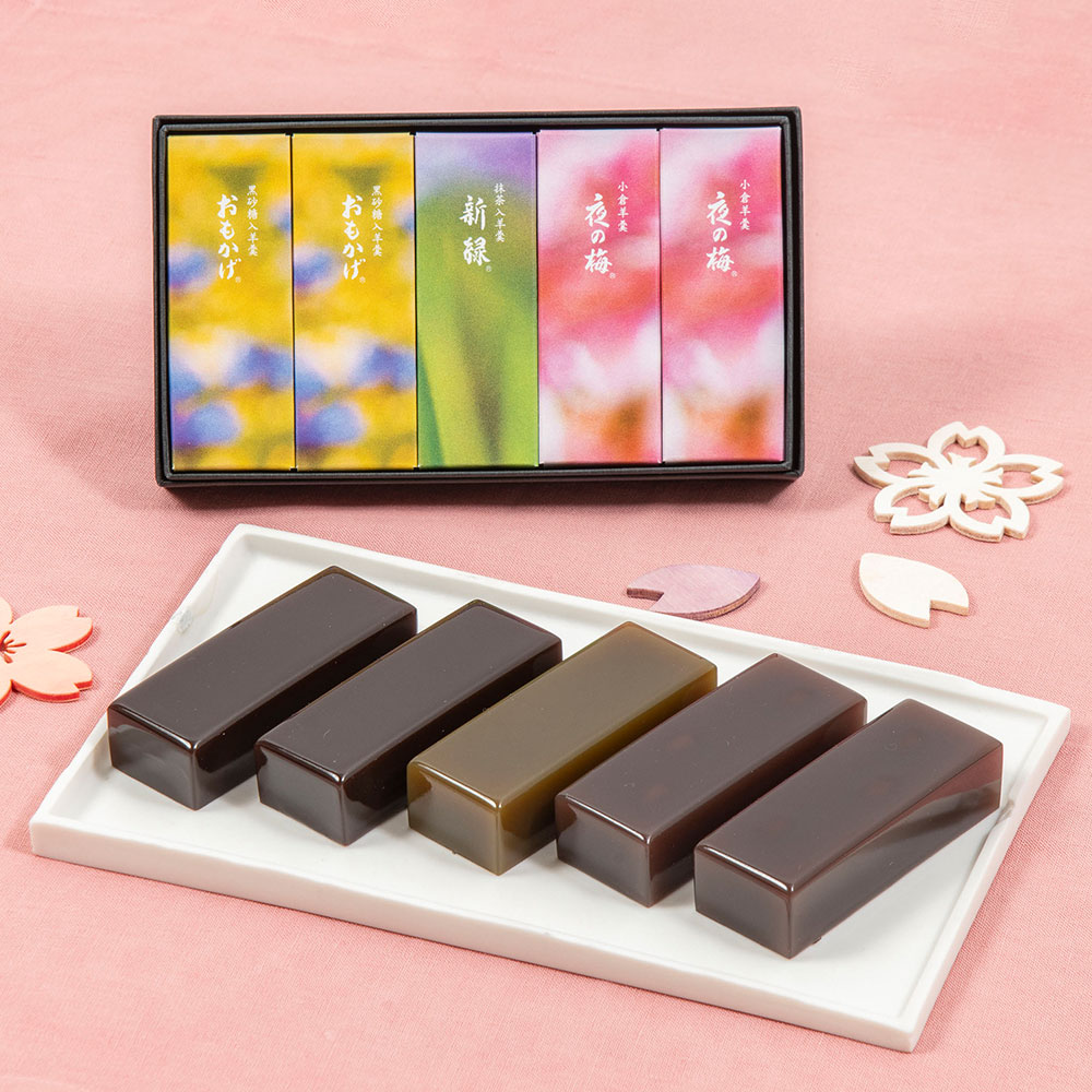 とらや「春パッケージ小形羊羹5本入り」とアレンジメントのセット