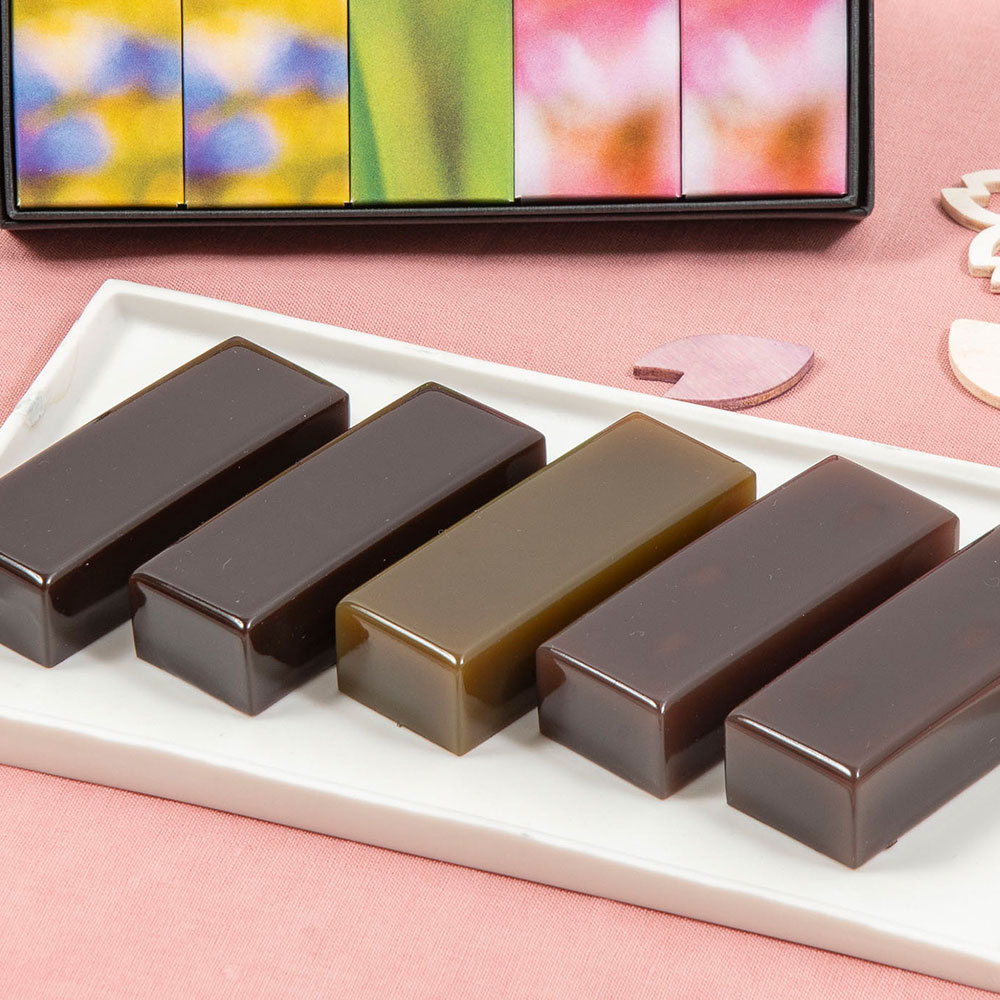 とらや「春パッケージ小形羊羹5本入り」とアレンジメントのセット