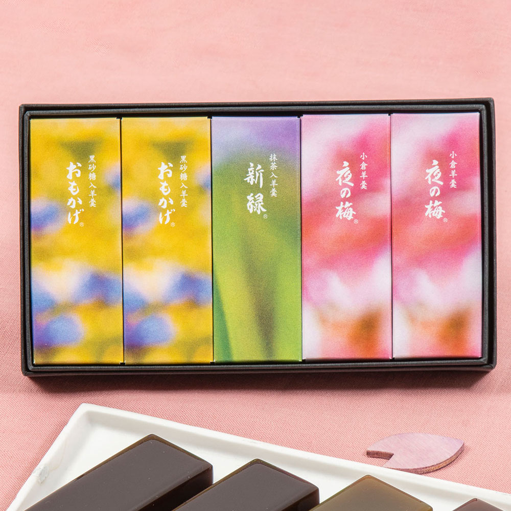 とらや「春パッケージ小形羊羹5本入り」とアレンジメントのセット