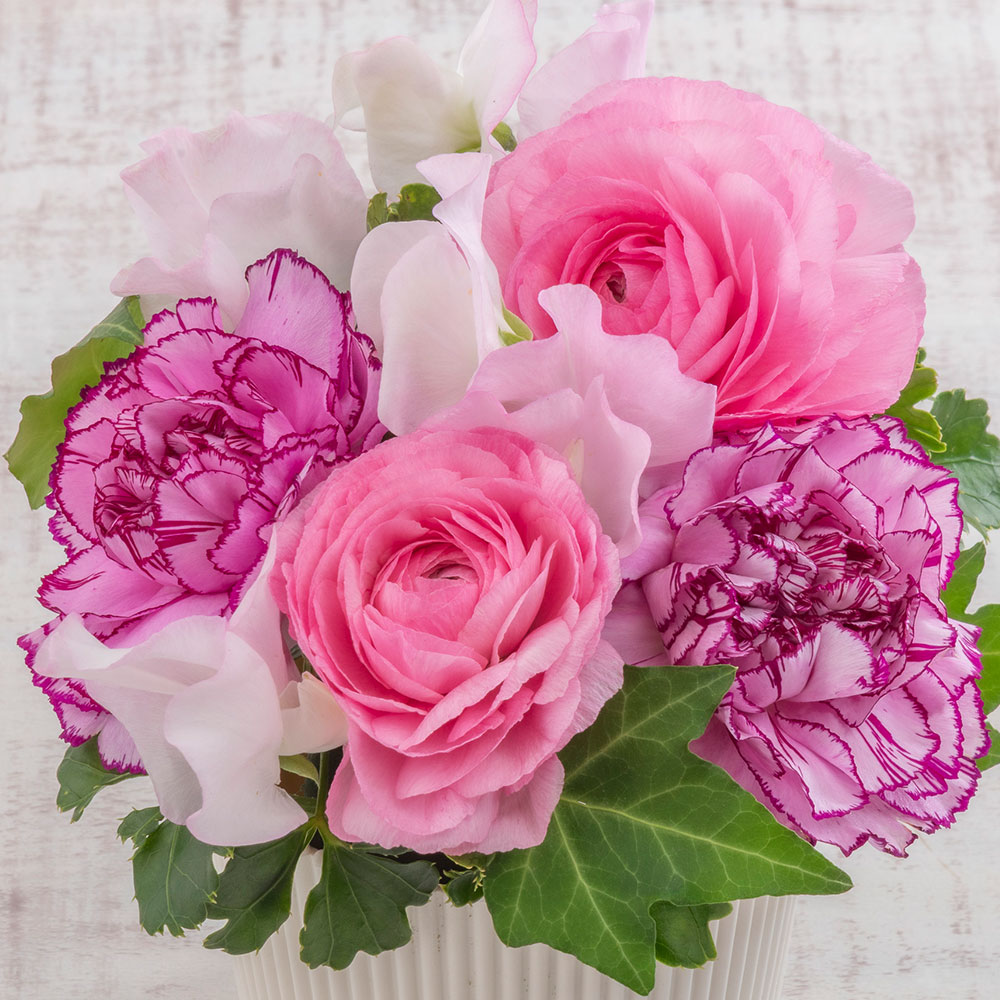 ゴディバ「アリスのティーパーティ アソートメント」とアレンジメントのセット