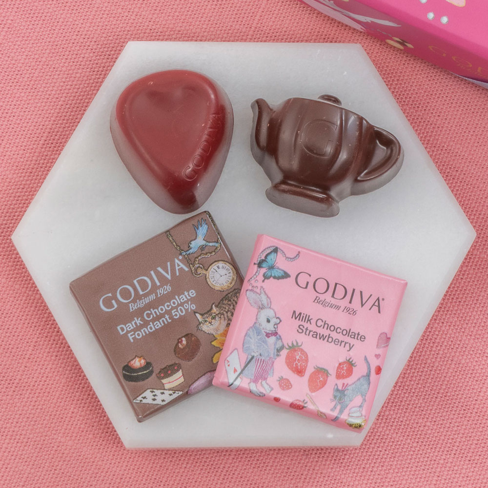 ゴディバ「アリスのティーパーティ アソートメント」とアレンジメントのセット