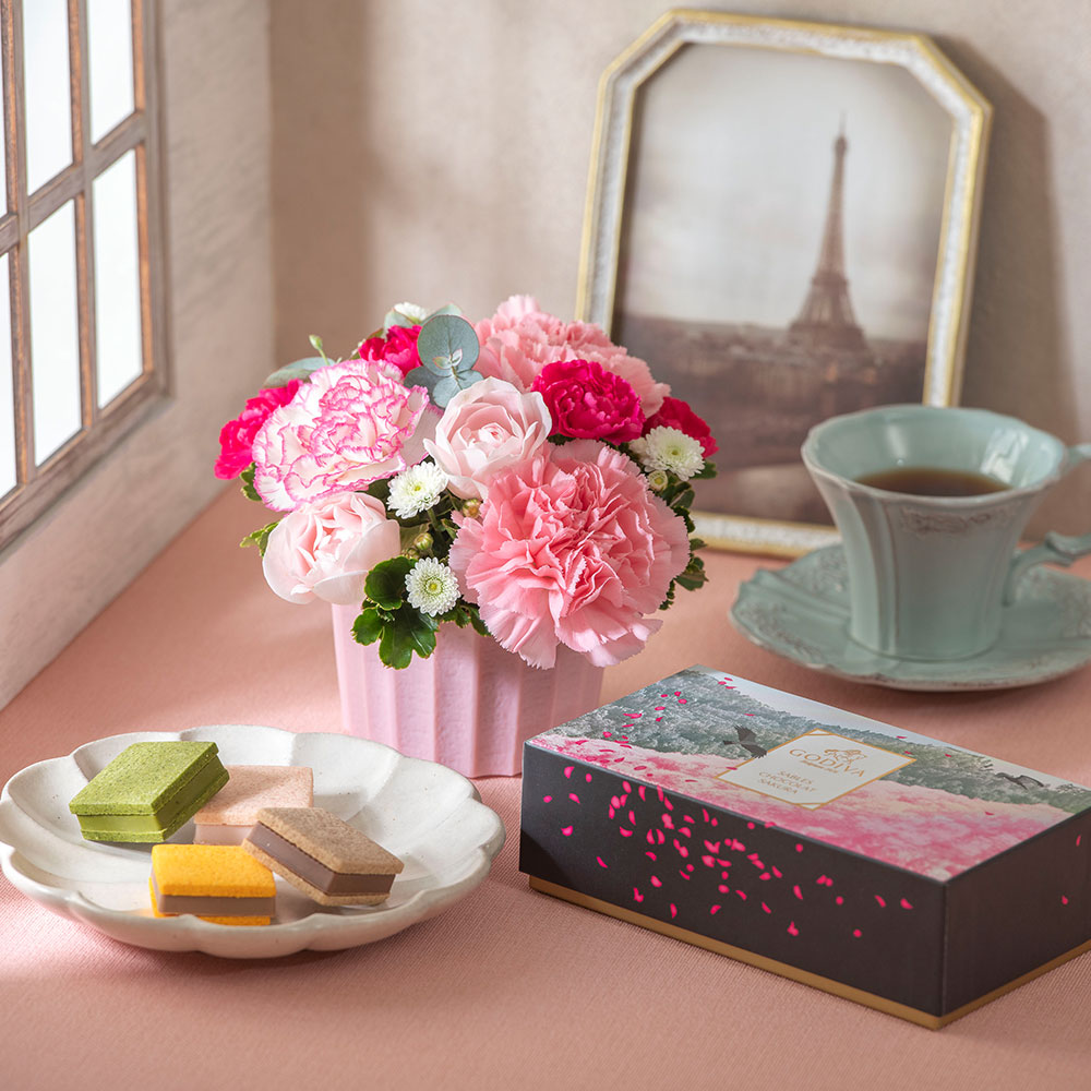 ゴディバ「サブレショコラ 桜」とアレンジメントのセット