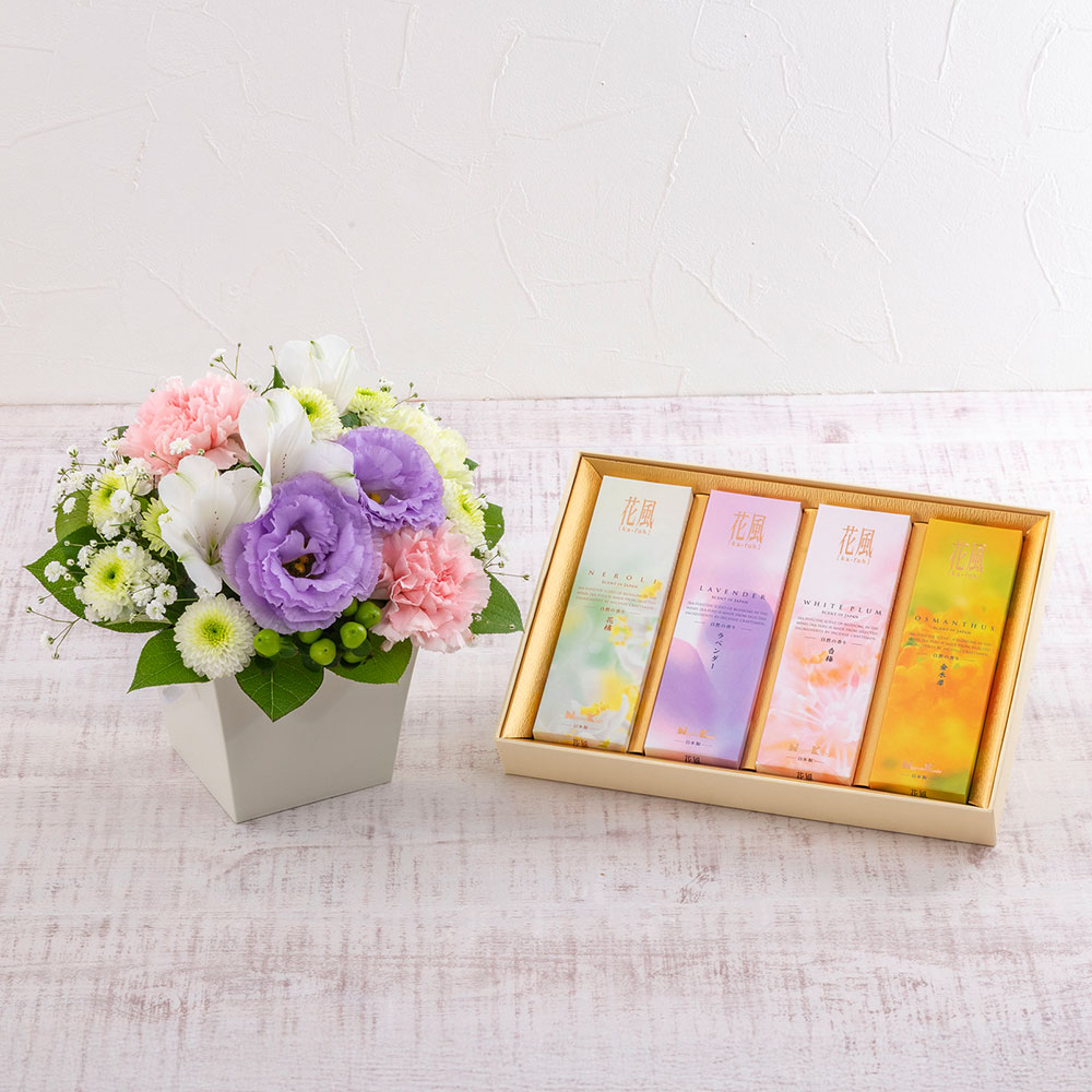 【お供え用】 日本香堂「花風 進物 四種入」とアレンジメントのセット