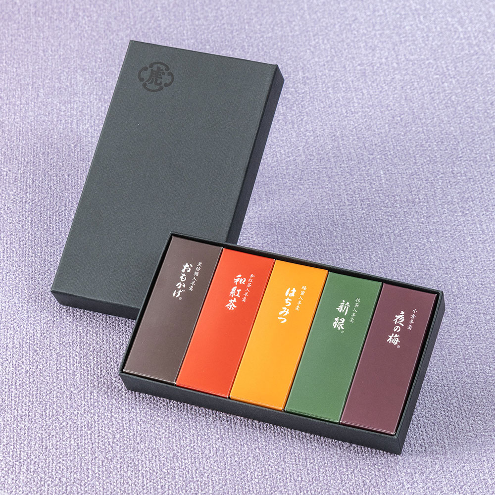 【お供え用】 とらや「小形羊羹5本入り」とアレンジメントのセット