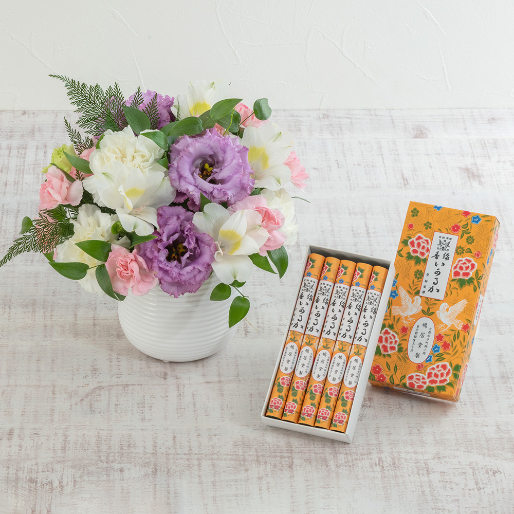 【お供え用】 鳩居堂｢お線香いかるが｣とアレンジメントのセット