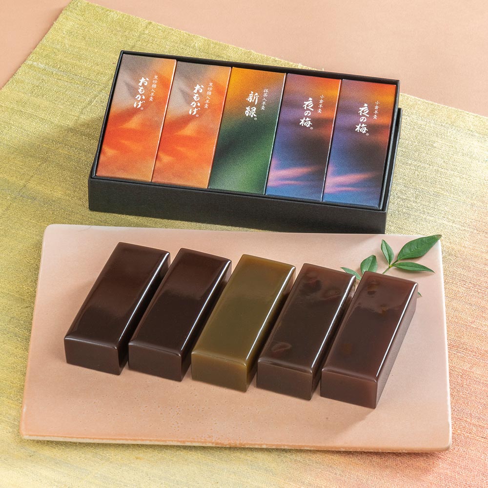 とらや｢秋パッケージ小形羊羹 ｣とそのまま飾れるブーケのセット