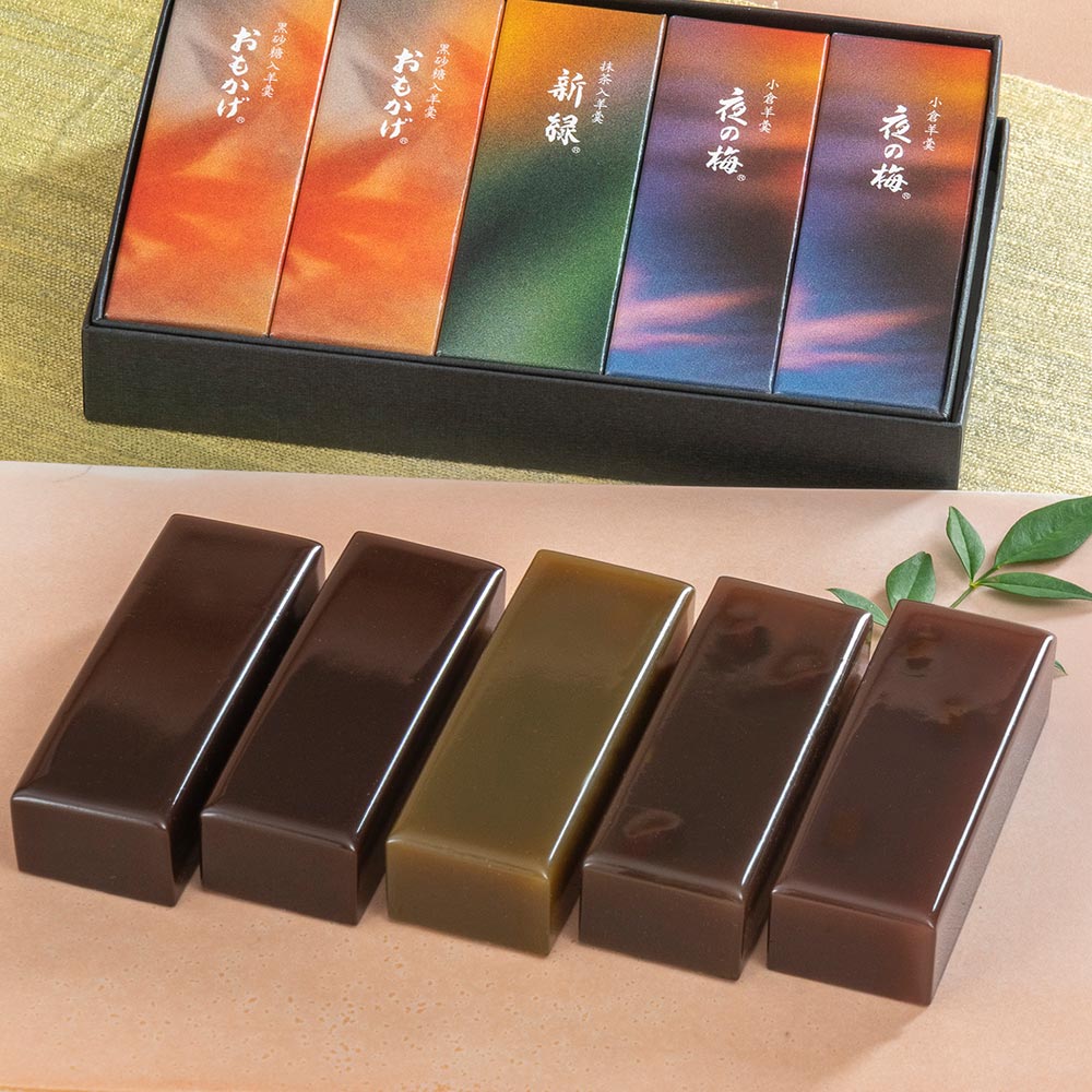 とらや｢秋パッケージ小形羊羹 ｣とそのまま飾れるブーケのセット
