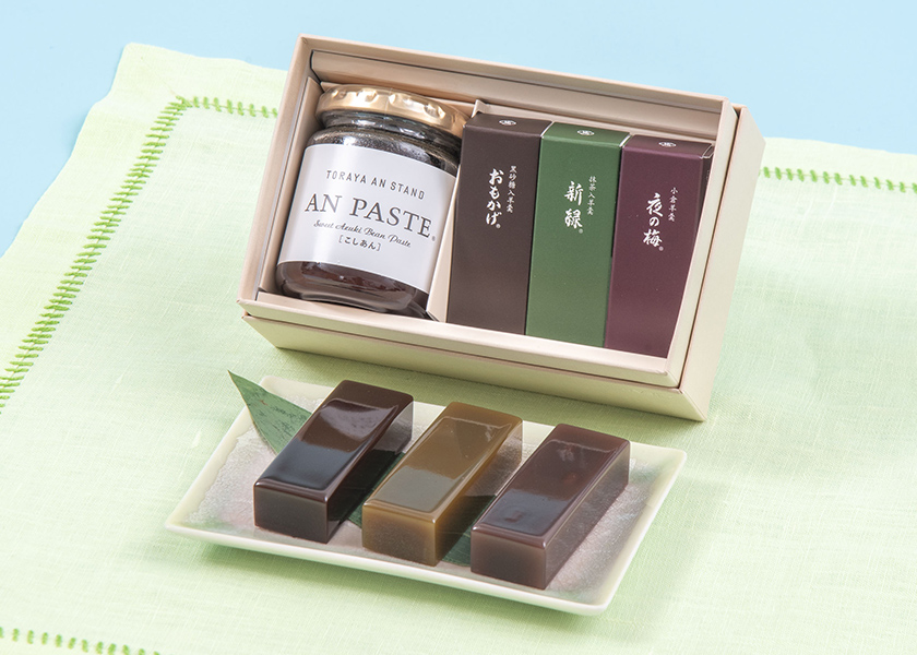 とらや「羊羹・あんペースト詰合せ」とお花のセット
