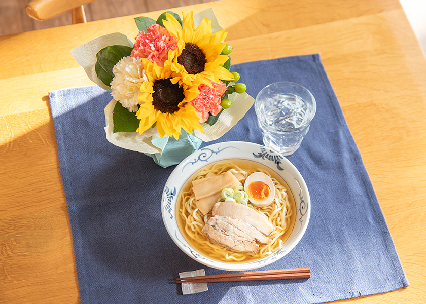 河京「喜多方ラーメンプレミアム厚み」とそのまま飾れるブーケのセット