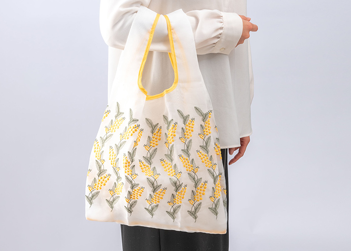 近沢レース店「ミモザ刺繍サブバック」とアレンジメントのセット