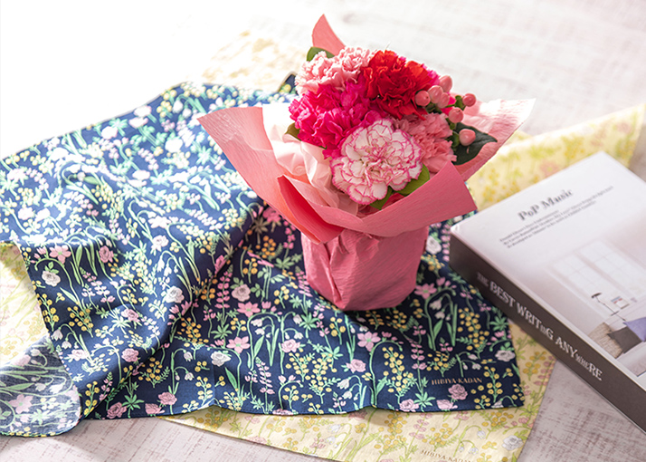 ブルーミング中西「花柄プリントハンカチ2種」とそのまま飾れるブーケのセット