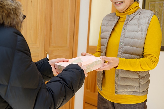 贈り物をやり取りするシニア世代の女性たち