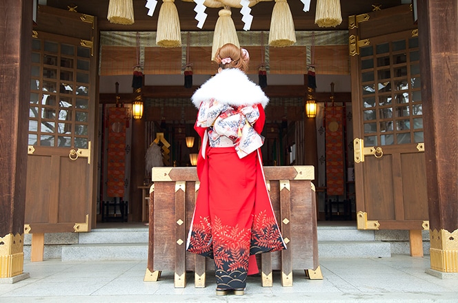 祈る振袖姿の若い女性